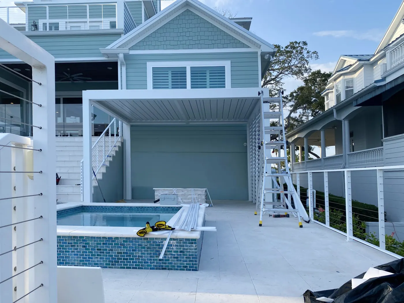 Pergola bioclimatique blanche au-dessus d’un spa