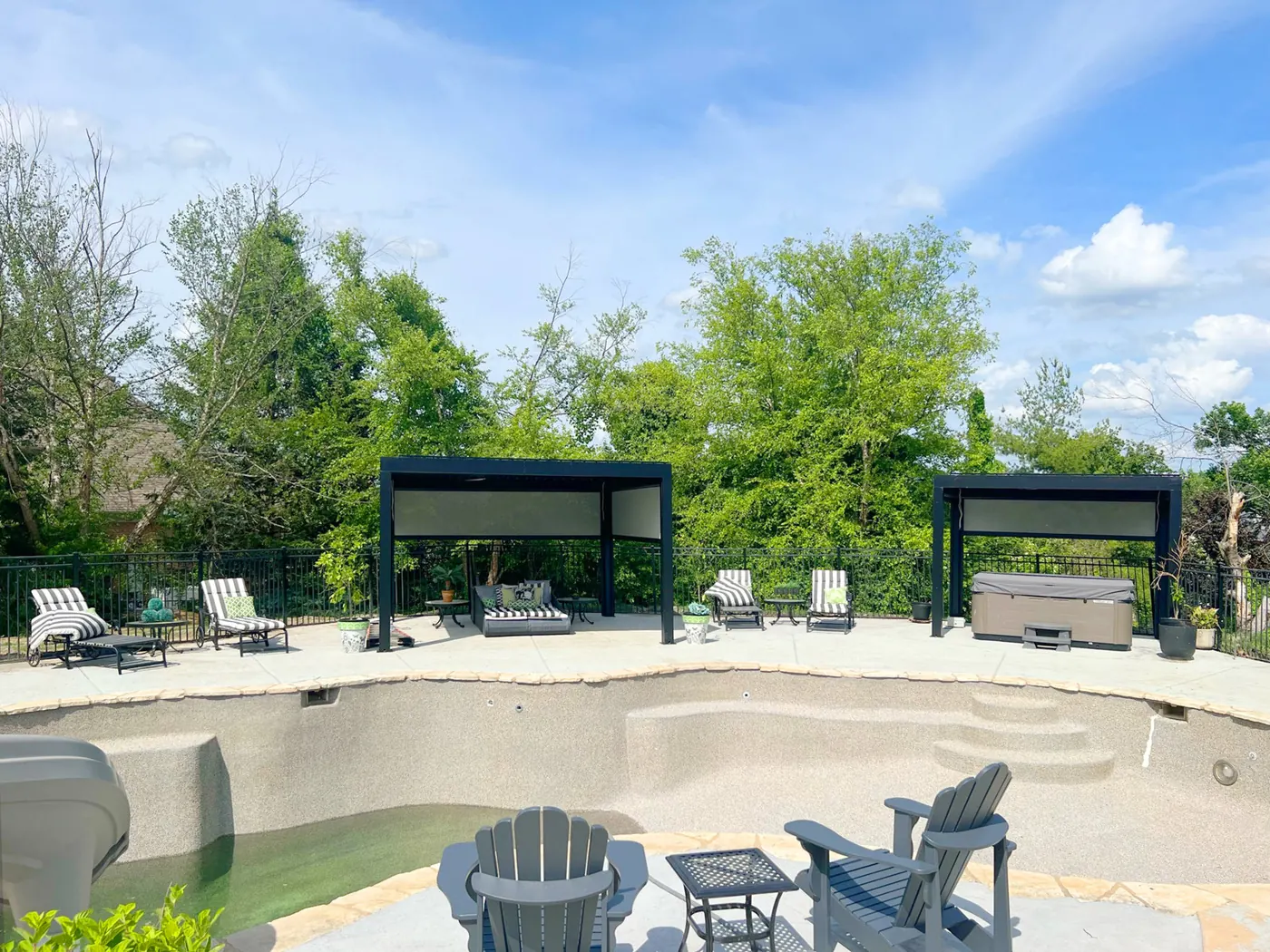 Deux pergolas bioclimatiques au bord d’une piscine