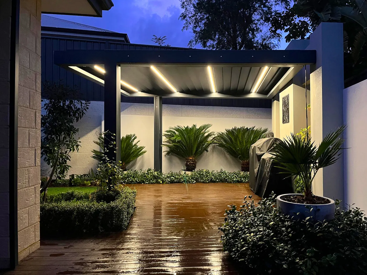 Pergola bioclimatique de nuit, LED allumées dans les lames