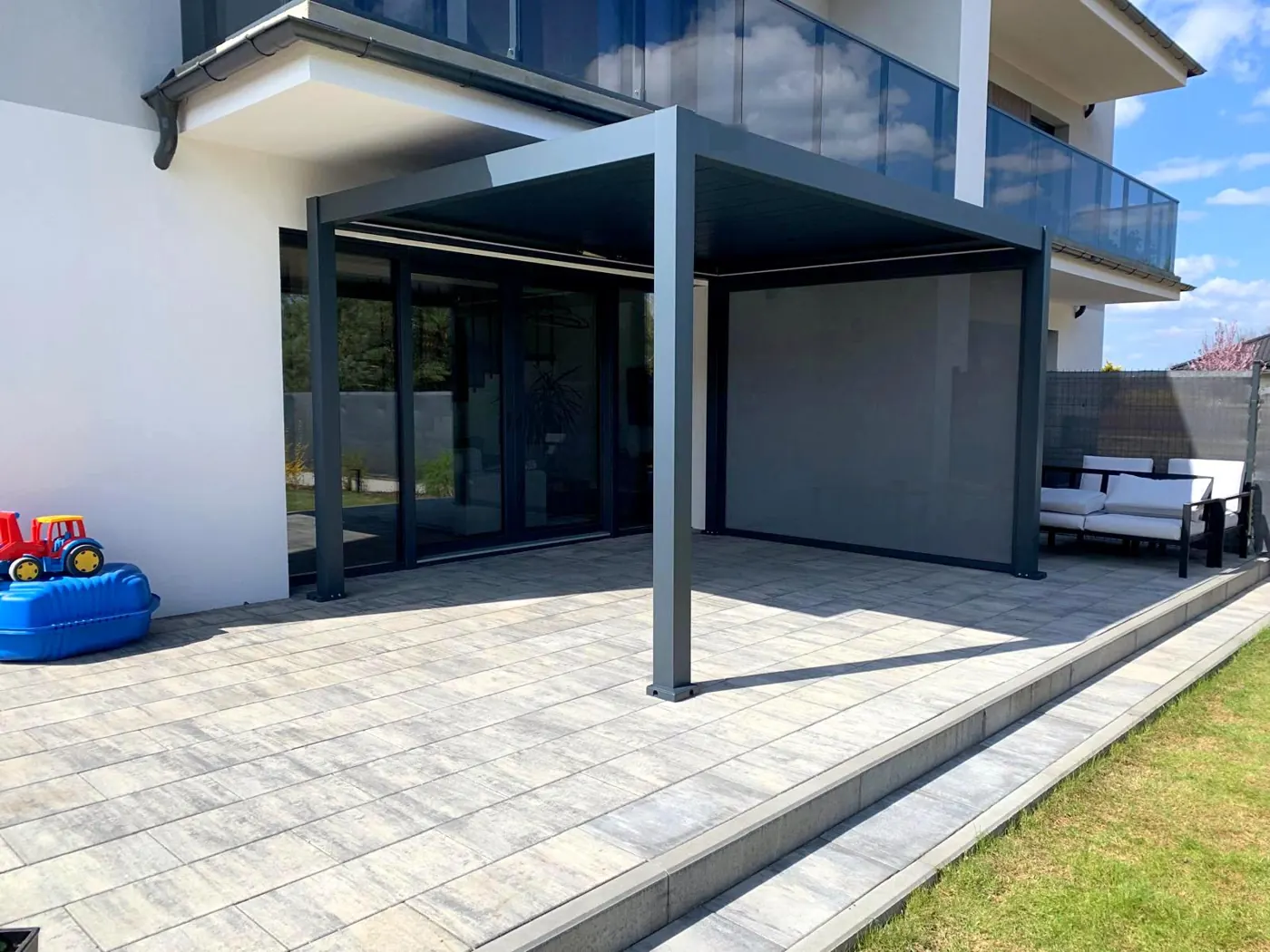 Pergola bioclimatique adossée avec store screen