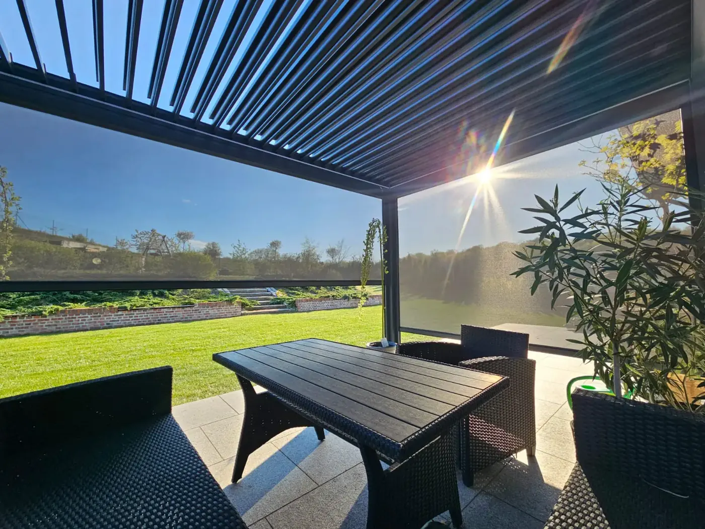 Lames orientables ouvertes au soleil, vue depuis la terrasse
