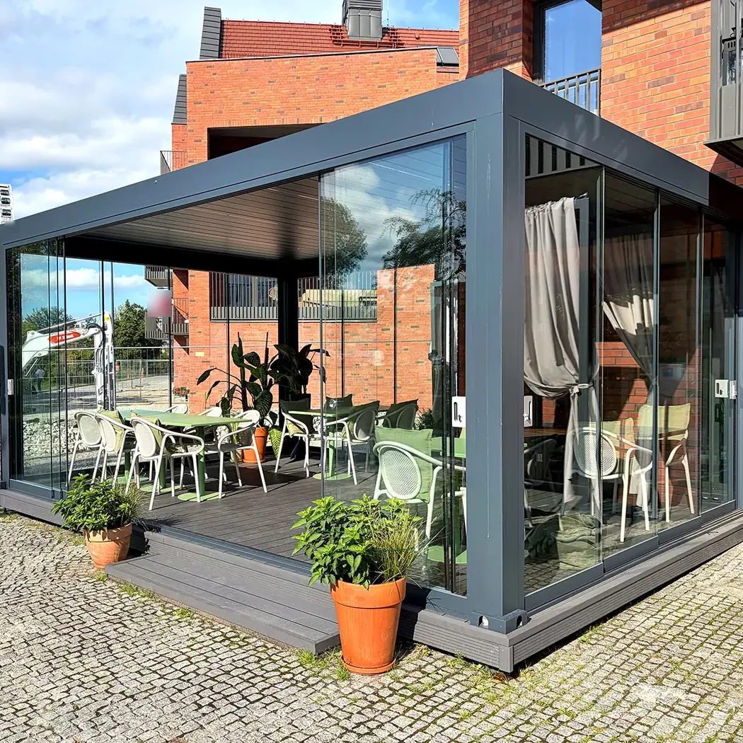 Pergola bioclimatique fermée de vitres coulissantes, terrasse de restaurant
