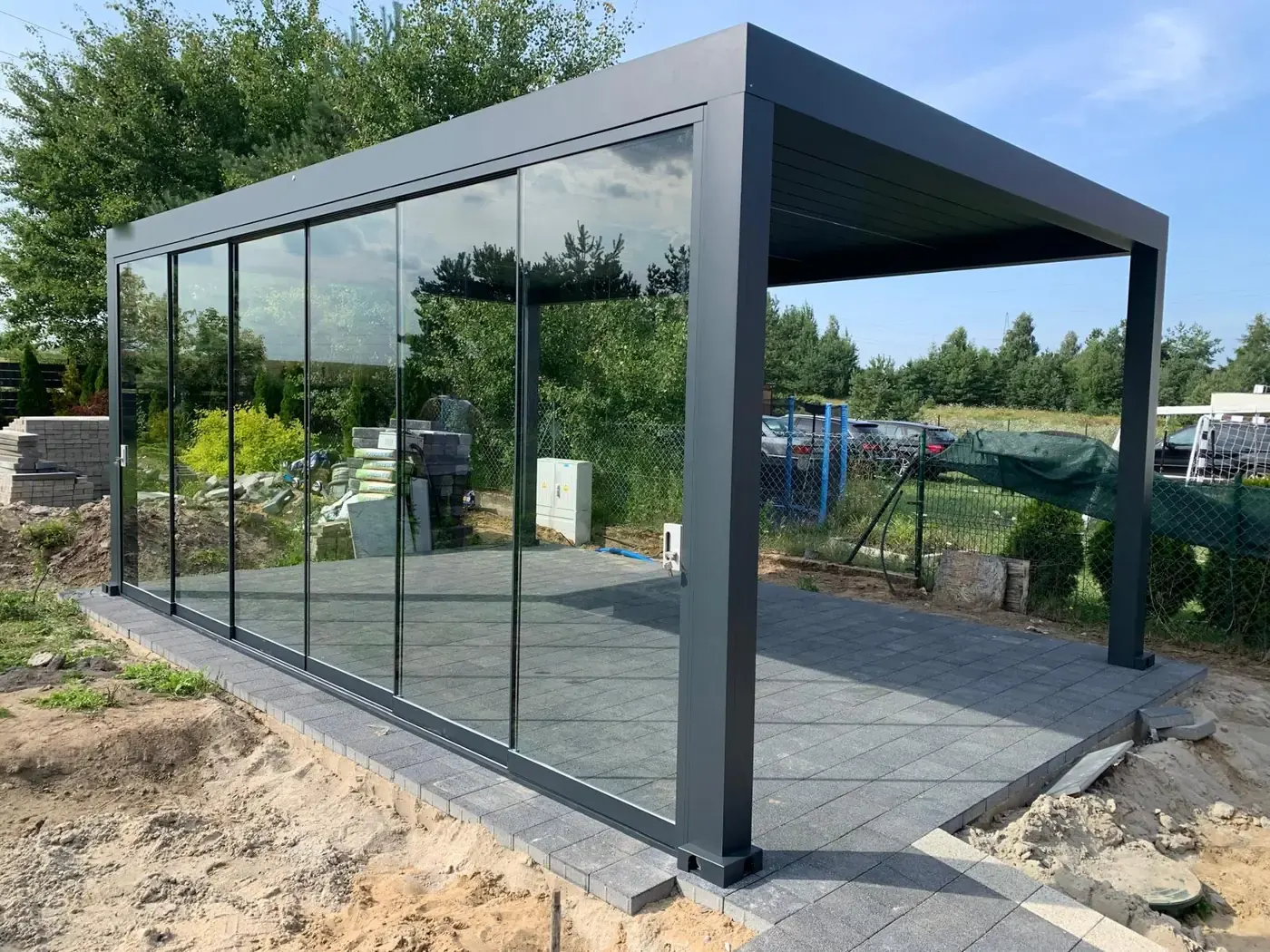 Pergola bioclimatique vitrée sur trois côtés