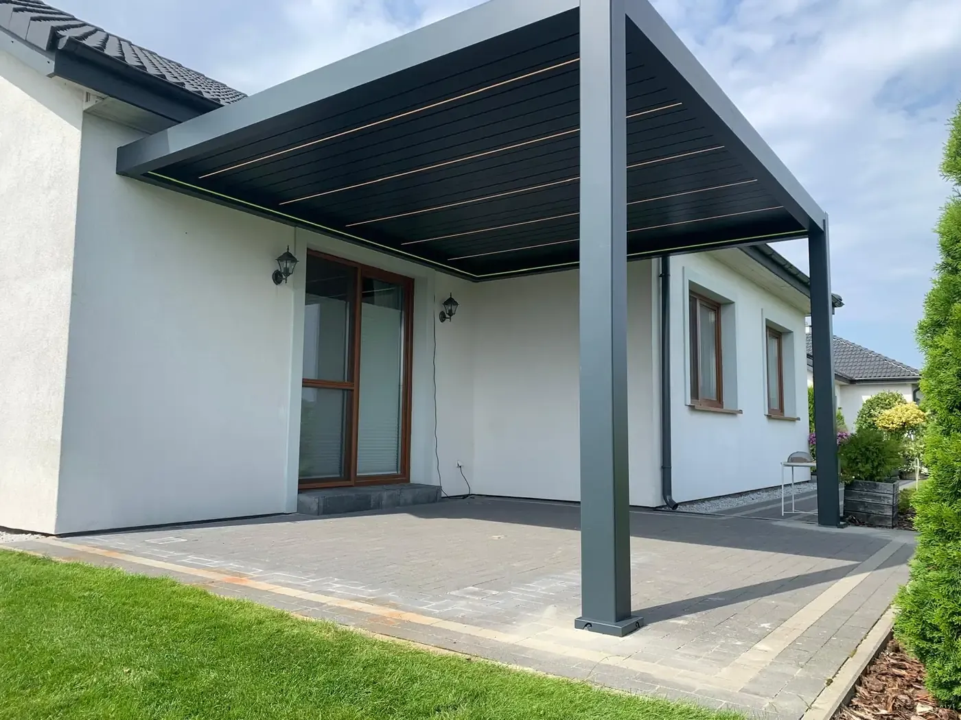 Pergola bioclimatique Alto adossée à une maison