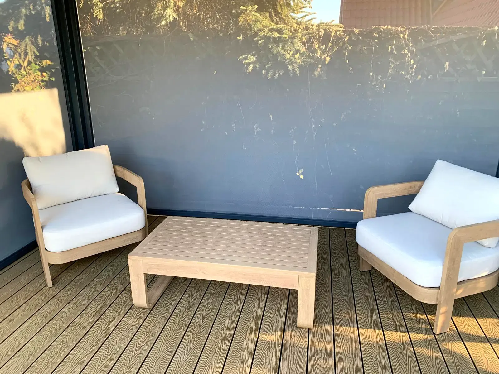 Coin salon sous une pergola bioclimatique