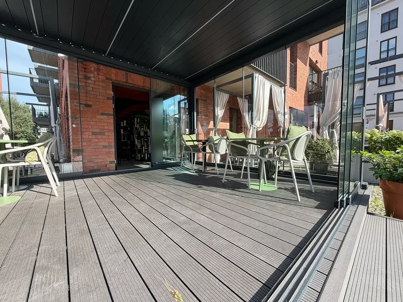 Tables dressées sous une pergola bioclimatique de restaurant